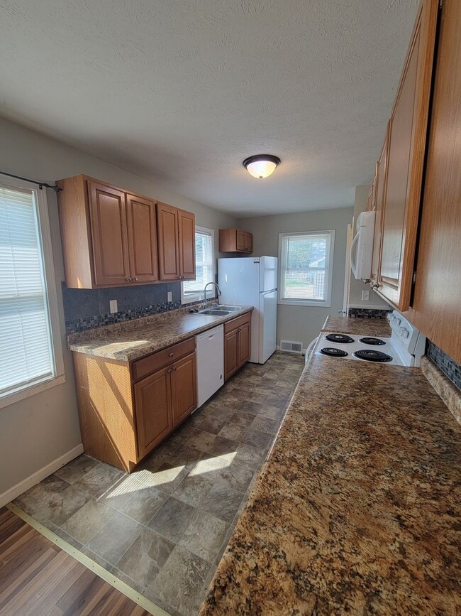 Building Photo - Beautiful 3 Bed 2 Bath House!