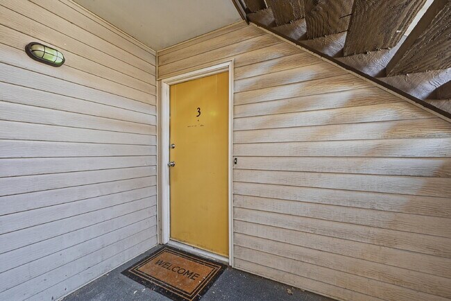 Foto del edificio - $1,220.95, $300.00 off the first month's rent, 1 Beds -  1 Bath, Condo in Lakewood with Shared Yard!