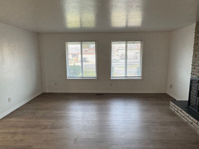 Foto del edificio - COMING SOON!!  REMODELED 3 BEDROOM HOME / LARGE FENCED YARD