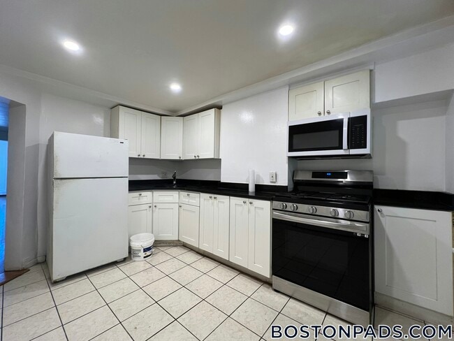 Building Photo - 848 Huntington Ave