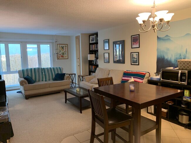 Sala de estar llena de luz - 280 Lee St