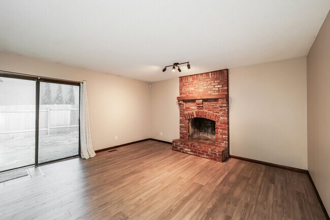 Foto del edificio - NEW PROPERTY LIVE!!!  LOOK AT THIS GEM!  Schedule A Tour Today!!  More photos coming soon!