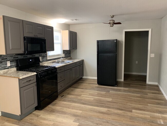 Building Photo - 3 bedroom 1.5 bath with large 2 car garage...
