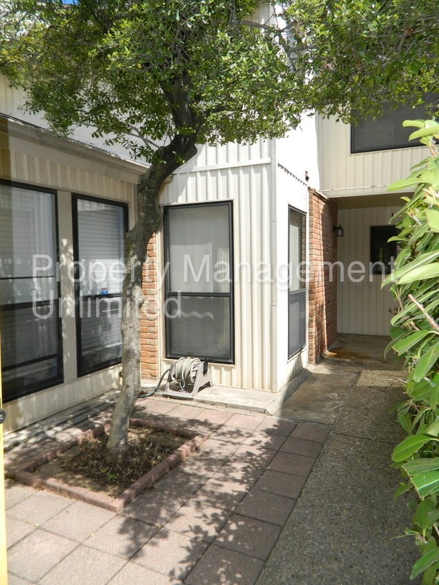 Primary Photo - 718 Carriage Way