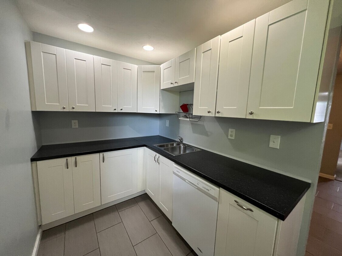 325 Rowland Ave Unit Apt. 2, Carnegie, PA 15106 Room for Rent in