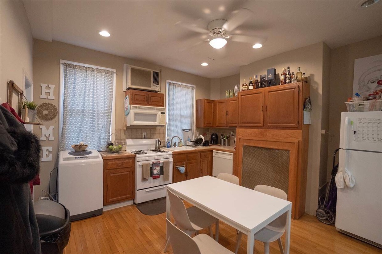 Primary Photo - 3803 Palisade Ave