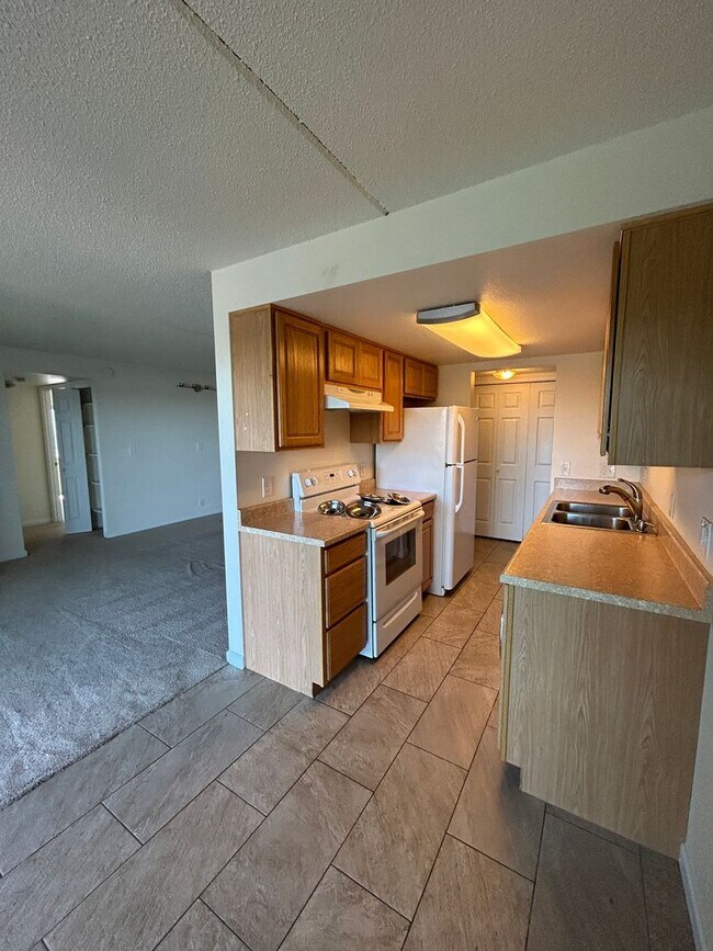 Foto del edificio - 2 Bedroom Corner Condo Available at Spanis...