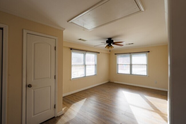 Foto del edificio - 953 McCullough Rd