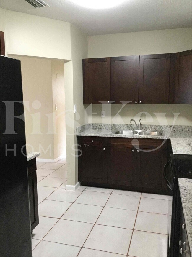 Foto del edificio - 1121 NW 23rd Terrace