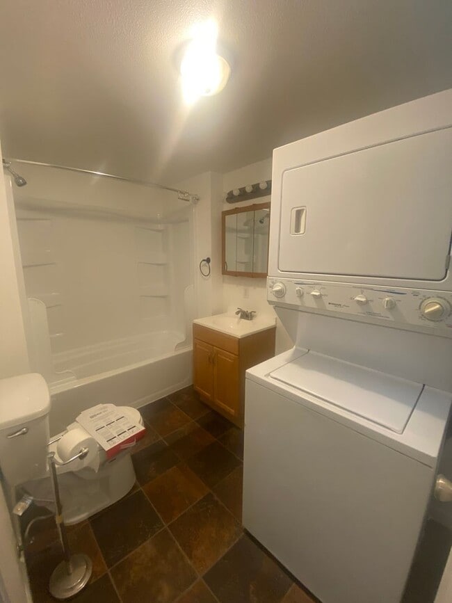 Building Photo - Perfect Space To Call Home! 1 Bed/1 Bath i...