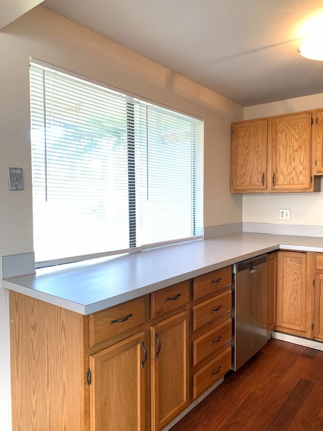 Building Photo - Lake hills 3 bed