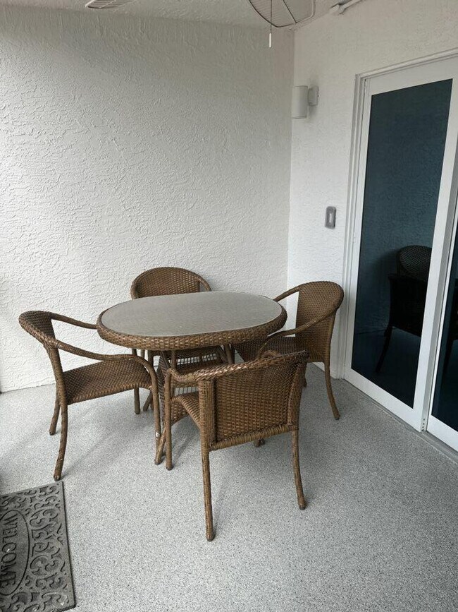 Foto del edificio - 7785 Estero Blvd