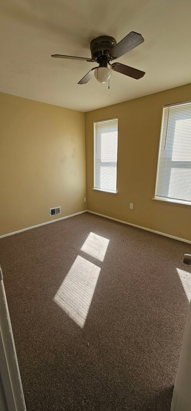 Foto del edificio - 2704 Lauretta Ave