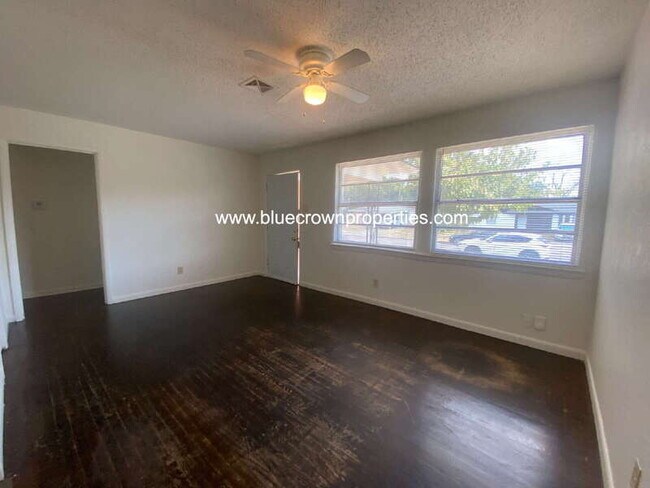 Building Photo - 1701 Longview St