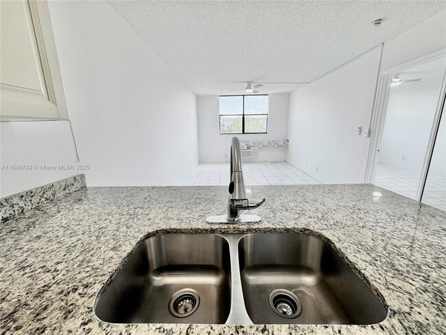 Foto del edificio - 2401 Riverside Dr