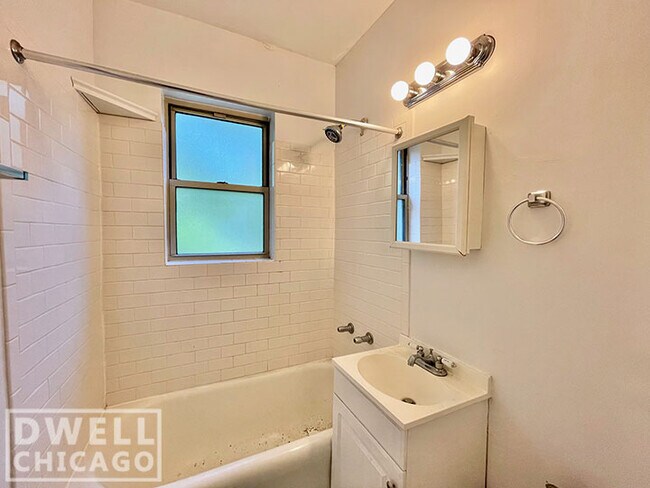 Foto del edificio - 2530 N Sawyer Ave