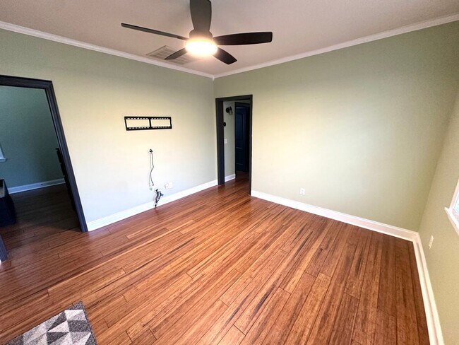 Foto del edificio - 2 Bedrooms, 1 Bathroom - House in Celanease!