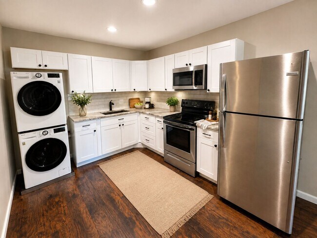 Foto del edificio - Second-Floor 2-Bedroom Apartment with Balcony