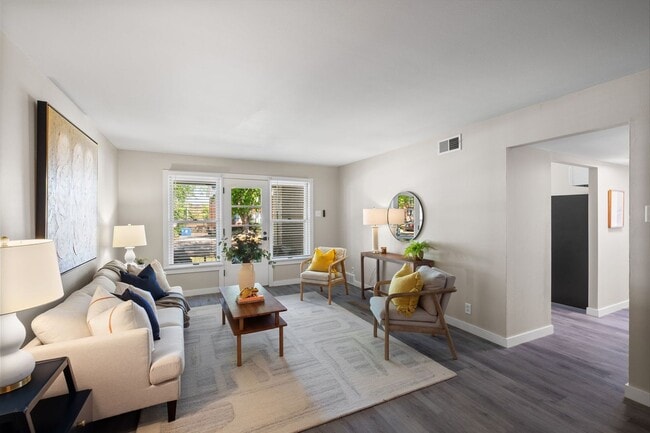 Building Photo - 621 Highland Park Dr