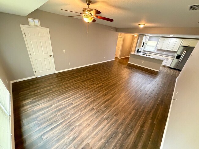 Foto del edificio - AWESOME 3/2 w/ office HOME in Deltona! You need to check this out!