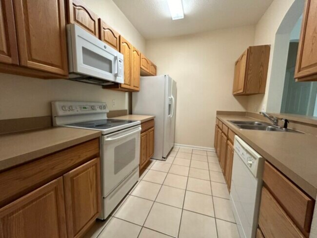 Building Photo - 2 bedroom condo in Gated Community with co...