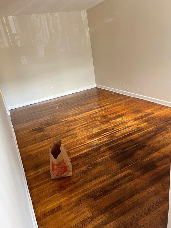 Building Photo - 953 E 106th St