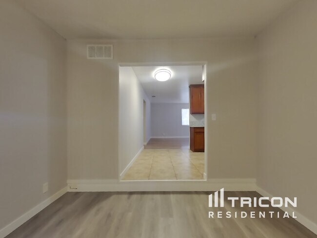 Building Photo - 607 San Marco St