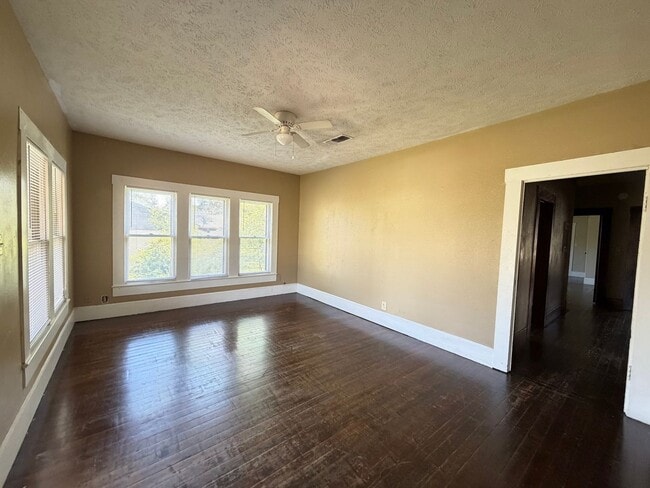 Building Photo - 4 bedroom 2 bath house!