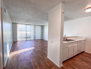 Building Photo - 1400 E Palm Canyon Dr