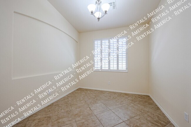 Foto del edificio - 4325 W Powell Dr