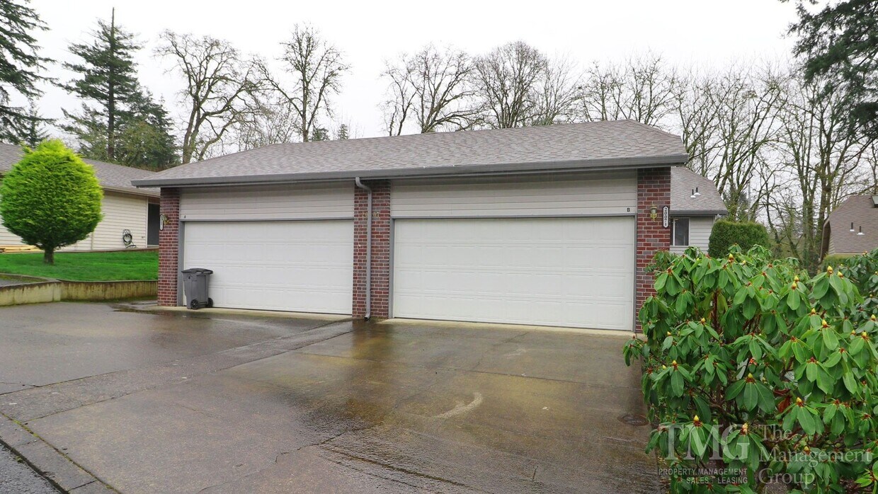 Foto principal - Roomy One Level 2 Bdrm Duplex w/ Open Floo...
