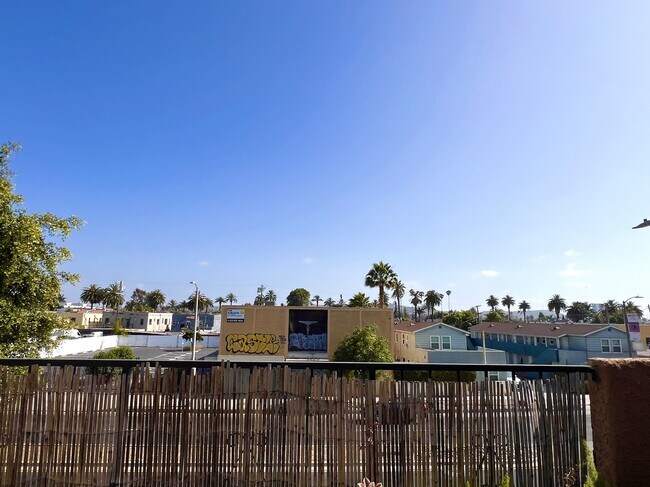 Vista desde el gran patio - 1890 S Cochran Ave