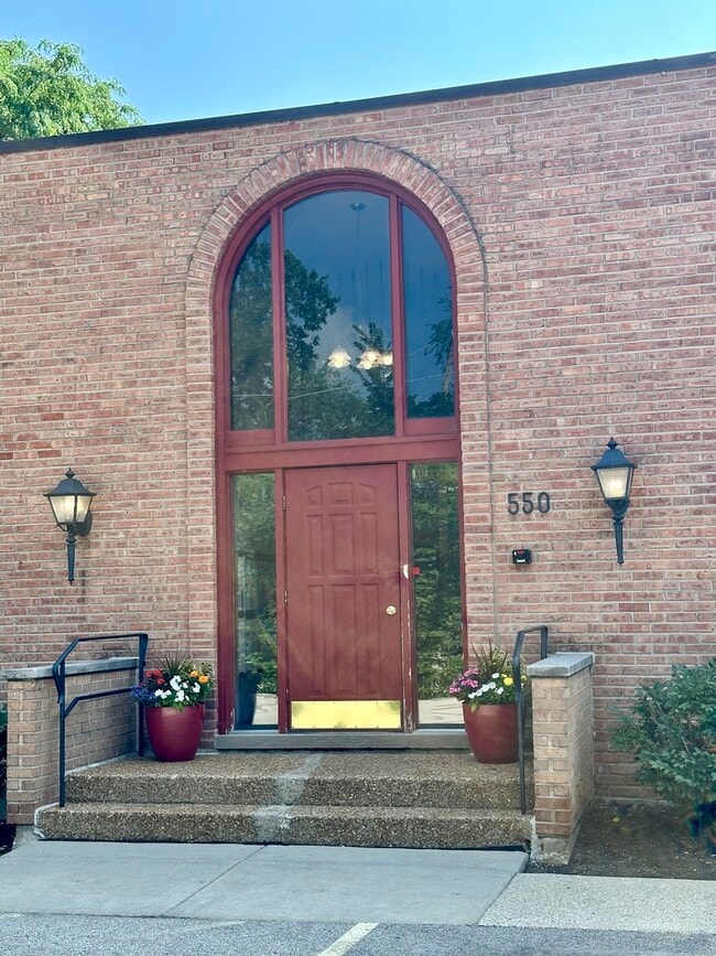 Building Photo - 550 E Main St