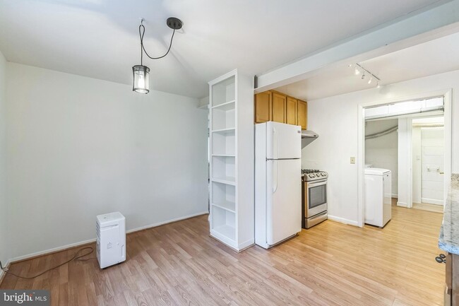 Foto del edificio - 10619 Maple St