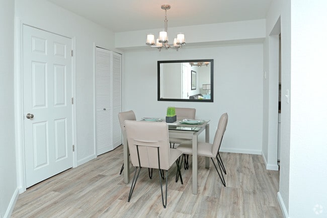 Dinning Room - Oak Hill Apartments