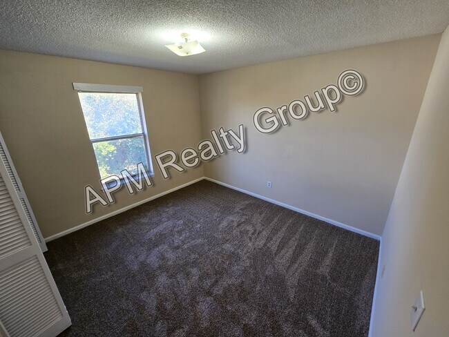 Foto del edificio - Upstairs two-bedroom apartment. 50% off first month's rent!