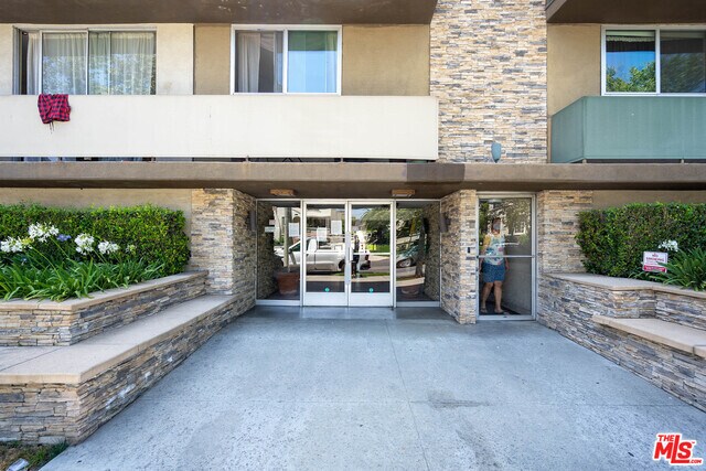 Foto del edificio - 525 N Sycamore Ave
