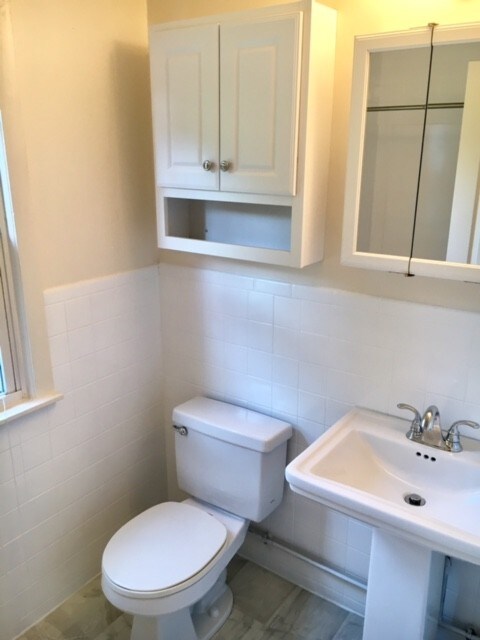 Cerámicos en los cuartos de baño renovados con bañera y ducha - 40 Hobart Ln