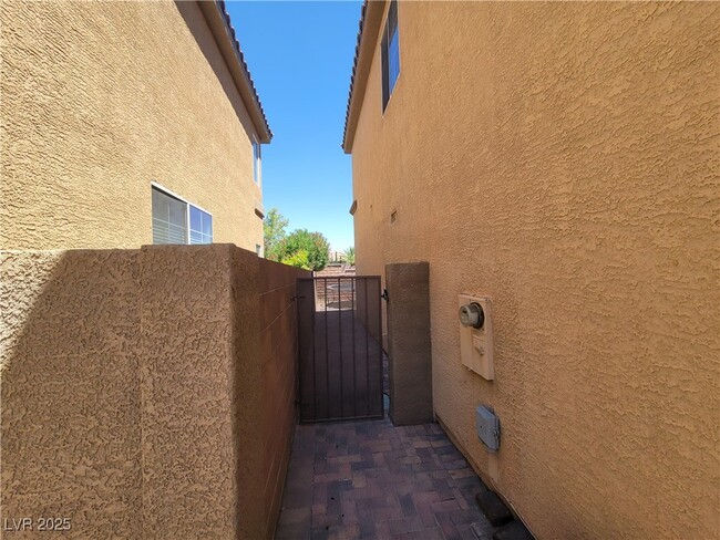 Building Photo - 8252 Settlers Inn Ct