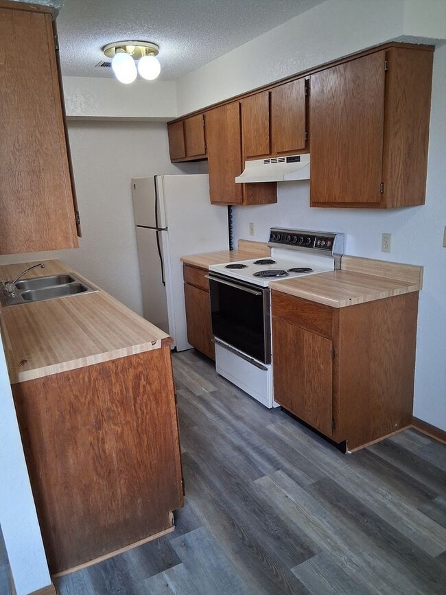 Building Photo - 2 bedroom apartment washer dryer hookups