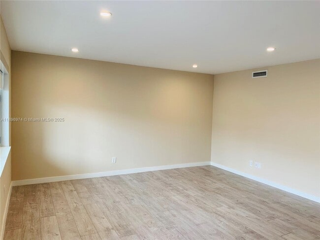 Foto del edificio - 2412 NE 26th St