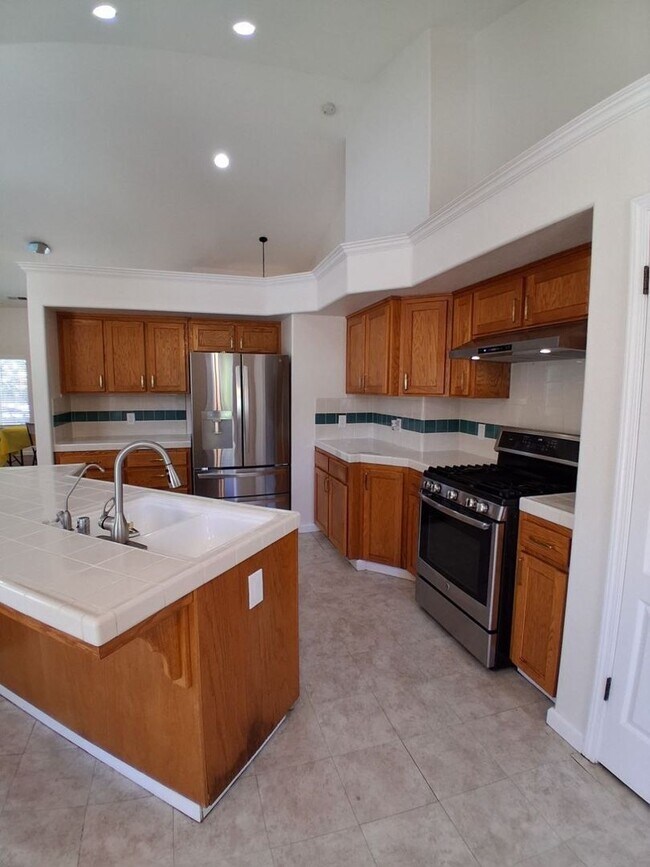 Foto del edificio - Charming 4-Bedroom Home with Solar & Spacious Yard