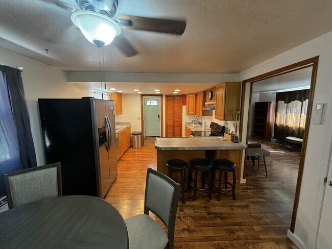 Building Photo - 580 W Abajo Dr
