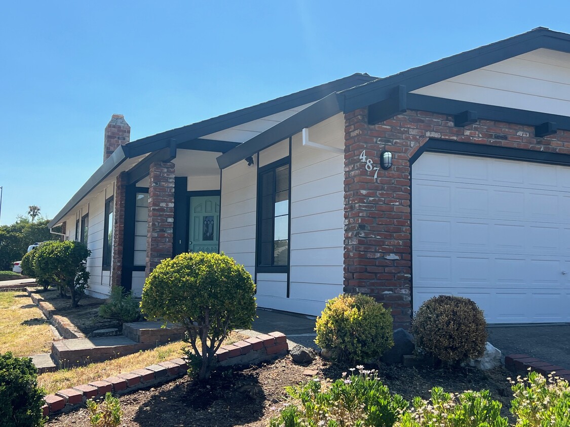Foto principal - 487 R St