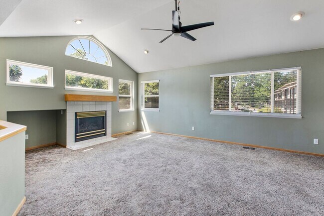 Building Photo - 4 Bedroom Townhome near CSU