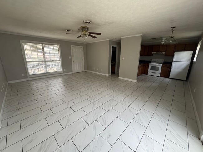 Building Photo - 2 Bedroom, 1 Bathroom - Home in Garden Lakes!