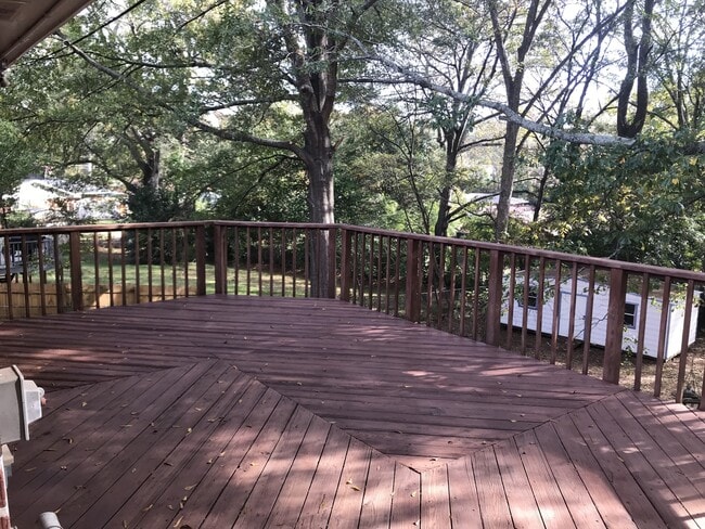 Building Photo - **ON HOLD**Nice 4 Bedroom / 1 Bathroom Hom...