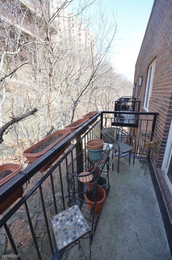 Primary Photo - 220 Bennett Ave