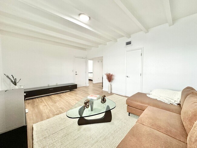 Foto del edificio - LARGE 1 BEDROOM FULLY FURNISHED IN WATERFR...