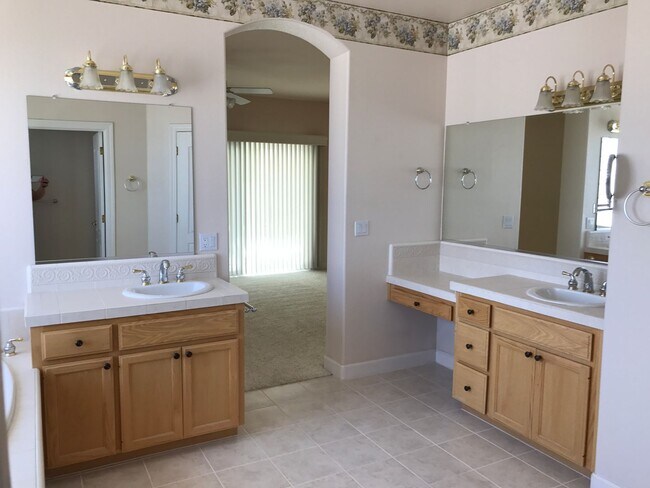 Building Photo - Beautiful home with detached casita